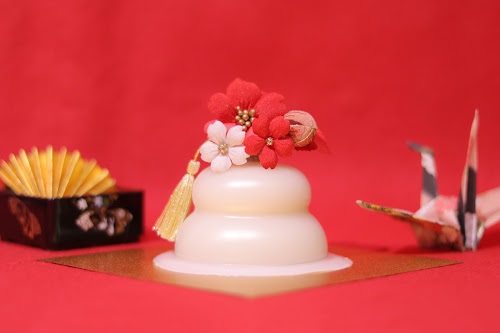 無料でおしゃれな年賀状デザイン:赤背景に扇子と折り鶴で、おめでたい雰囲気のガーリー鏡餅|がりどろ年賀状2026