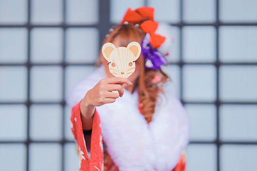 無料でおしゃれな年賀状デザイン:ねずみ年のお面をかざす着物姿の女の子|がりどろ年賀状2026