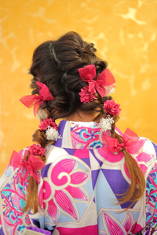 無料でおしゃれな年賀状デザイン：着物ヘア：ツインラプンツェルヘア×リボン＆お花の髪飾り｜がりどろ年賀状2026
