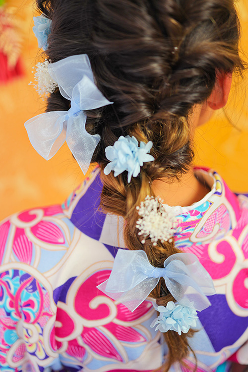 無料でおしゃれな年賀状デザイン：ラプンツェルヘアにリボンをつけた着物の女の子｜がりどろ年賀状2026