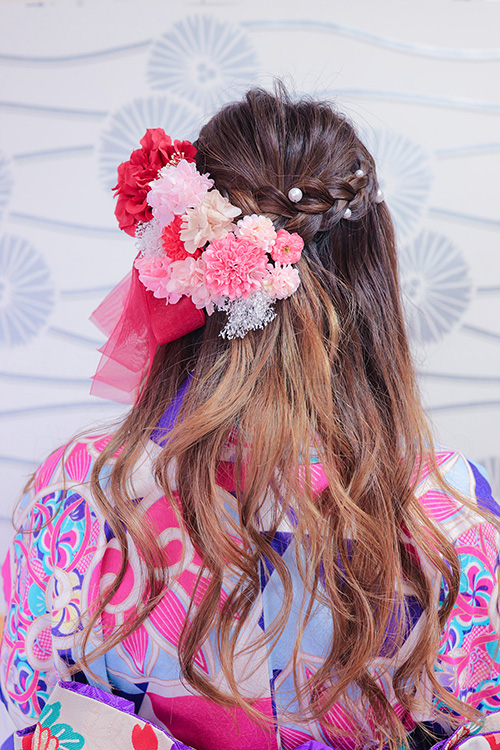 無料でおしゃれな年賀状デザイン：着物ヘア：ハーフアップ×リボン＆お花の髪飾り｜がりどろ年賀状2026