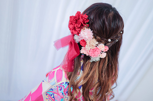 無料でおしゃれな年賀状デザイン：Ruri*BonneChanceの可愛すぎる髪飾りをつけた着物の女の子｜がりどろ年賀状2026