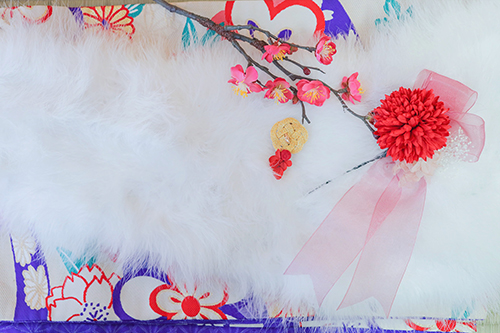 無料でおしゃれな年賀状デザイン：着物×ショール×髪飾りで作られた和風フレーム｜がりどろ年賀状2026