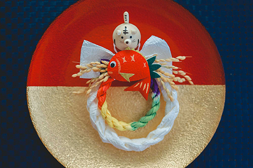 無料でおしゃれな年賀状デザイン：赤と金の和食器に乗った鯛のお正月飾り｜がりどろ年賀状2026