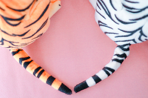 無料でおしゃれな年賀状デザイン：白＆黄色い虎たちのおしりと尻尾｜がりどろ年賀状2026