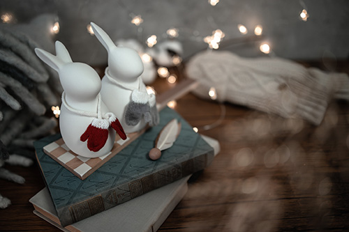 無料でおしゃれな年賀状デザイン：首から手袋をかけて冬支度のウサギ２羽｜がりどろ年賀状2026