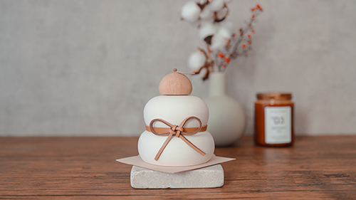 無料でおしゃれな年賀状デザイン：ウッド調の鏡餅でくすみオシャレなお正月｜がりどろ年賀状2026