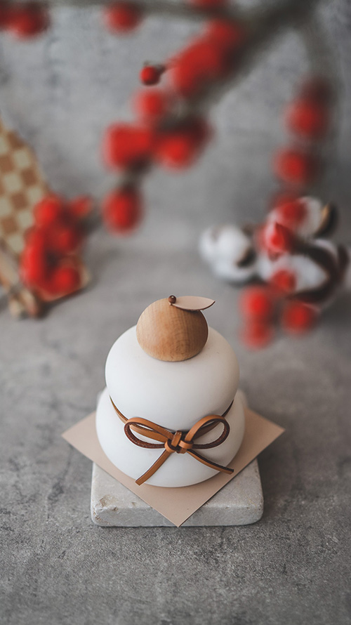 無料でおしゃれな年賀状デザイン：[縦]赤い実とくすみブラウンの鏡餅｜がりどろ年賀状2026