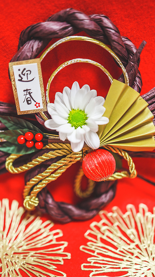 無料でおしゃれな年賀状デザイン：[縦]お正月の雰囲気を出すのにぴったりな生花付きのお正月飾り｜がりどろ年賀状2026