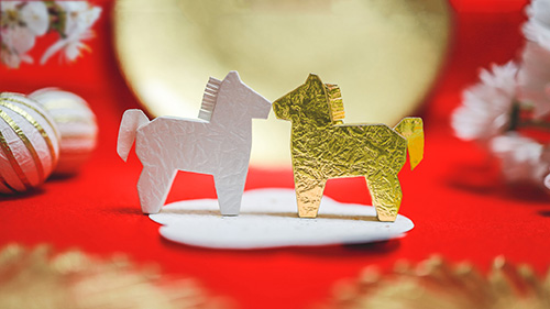 無料でおしゃれな年賀状デザイン：[横]金色のおめでたいお皿の前で向かい合う白と金の馬｜がりどろ年賀状2026