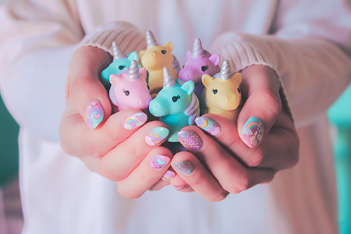 無料でおしゃれな年賀状デザイン：[横]手のひらいっぱいのカラフルなユニコーン｜がりどろ年賀状2026