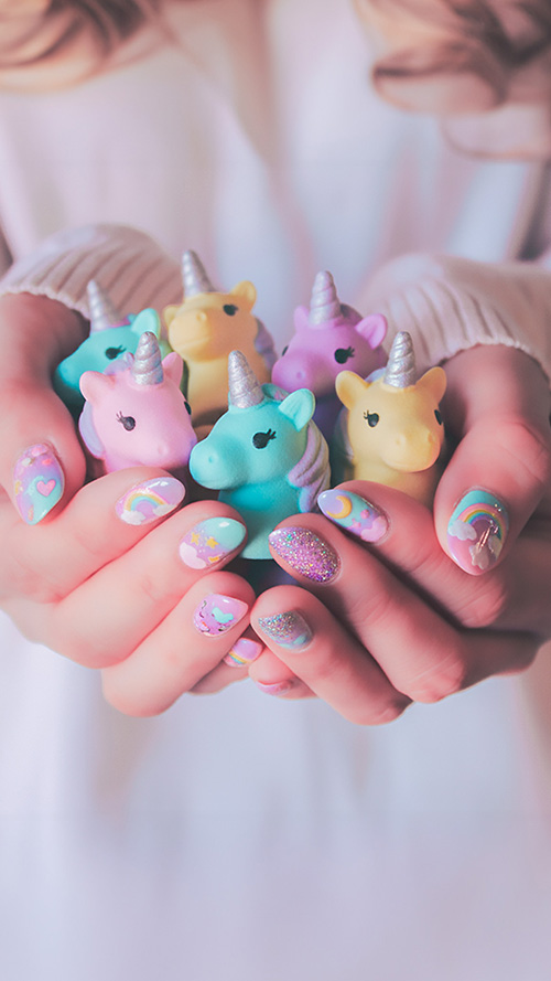 無料でおしゃれな年賀状デザイン：[縦]手のひらいっぱいのカラフルなユニコーン｜がりどろ年賀状2026