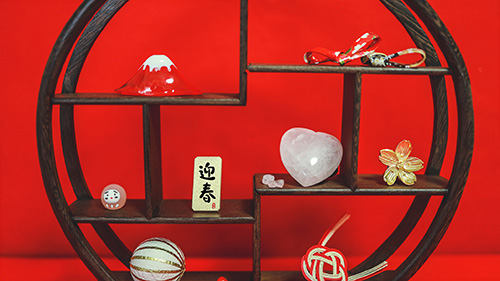 無料でおしゃれな年賀状デザイン:(横)和風小物とハートのパワーストーンで縁起の良いお正月飾り棚|がりどろ年賀状2026