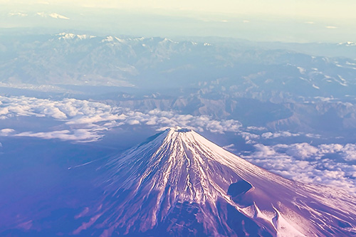 無料でおしゃれな年賀状デザイン：（横）上空から見た、グラデーションがかった美しい富士山｜がりどろ年賀状2026